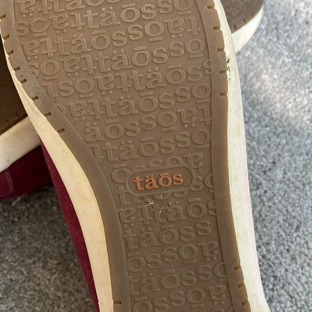 Taos sneakers 9.5 - Picture 3 of 4